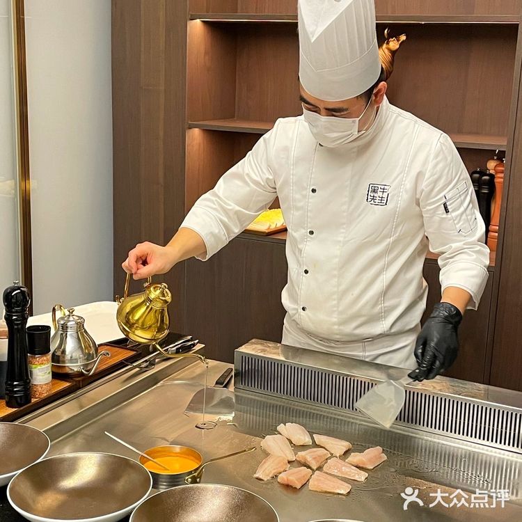 黑牛先生家的黑毛和牛都是自有牧场，中国人自有的黑毛和牛