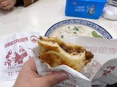芝麻烧饼-穆得·老周家牛肉烧饼(普利街店)