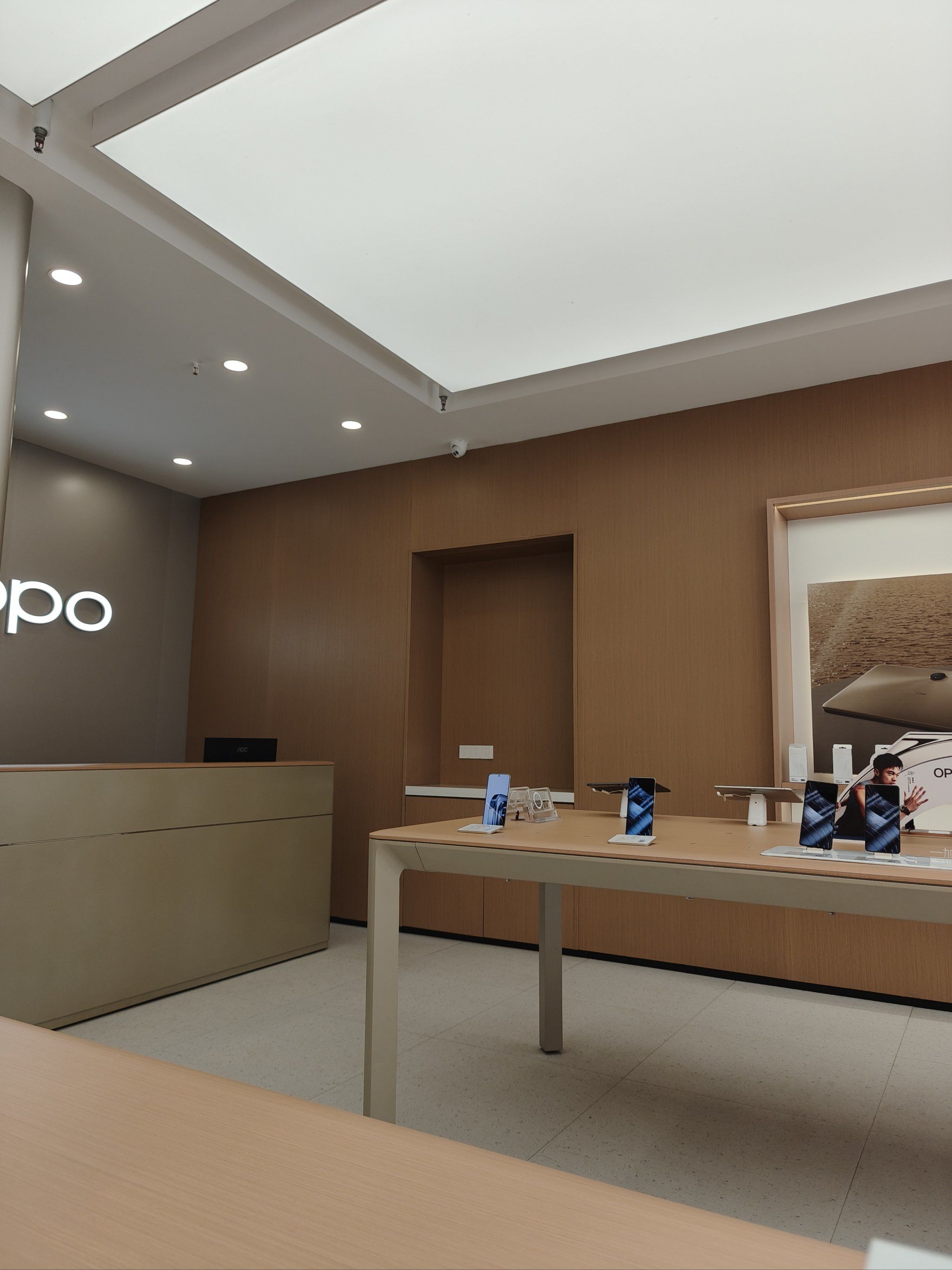 这个店,是我在遂宁见过的最漂亮的 oppo 体验店
手机种类颜色齐全