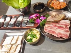 -围炉肉舍•炭烤活鳗•丹东海鲜烤肉(步行街店)