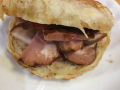 烧饼夹肘子-门框胡同百年卤煮(鸟巢店)