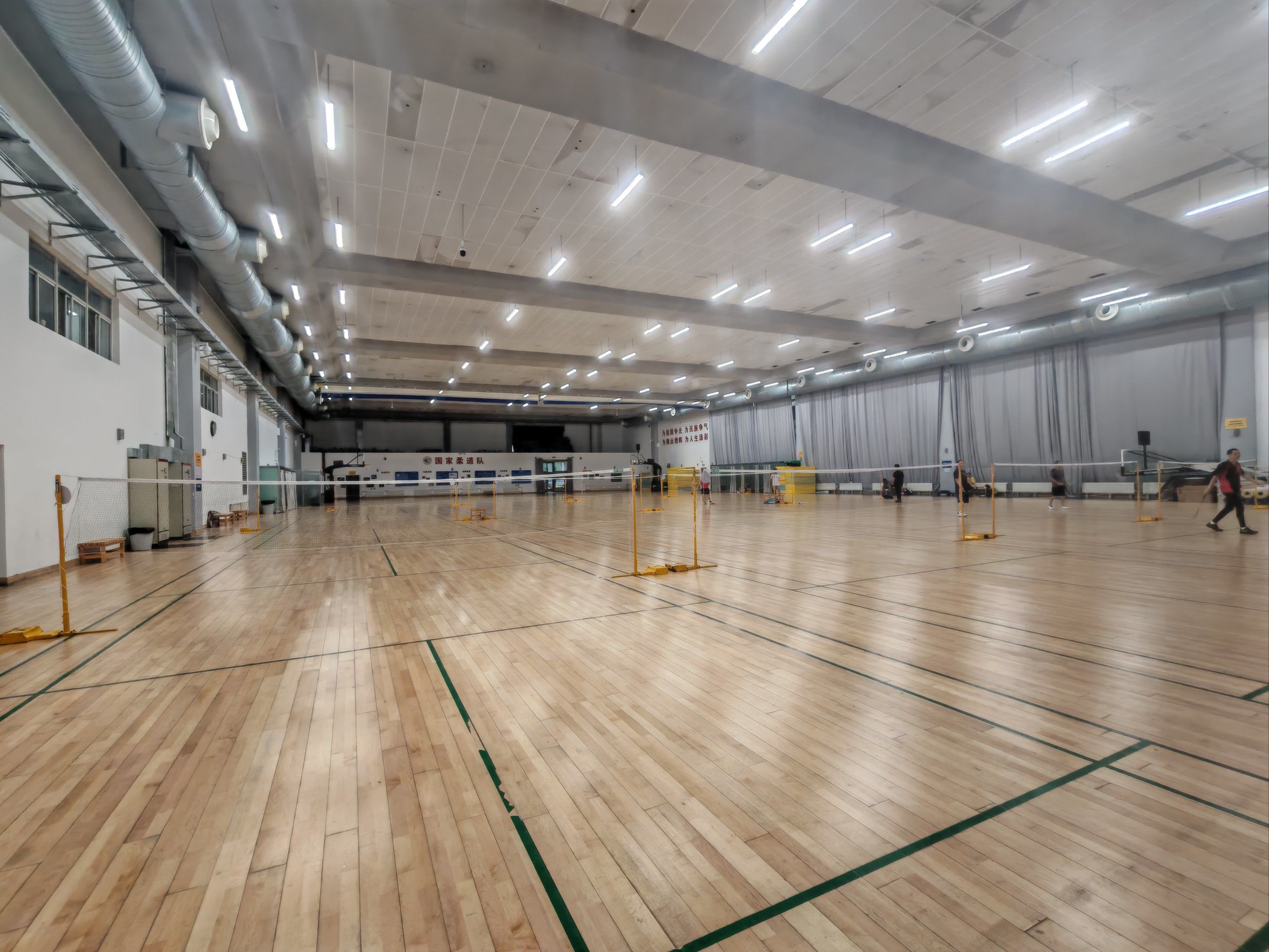 室内球场的运动热