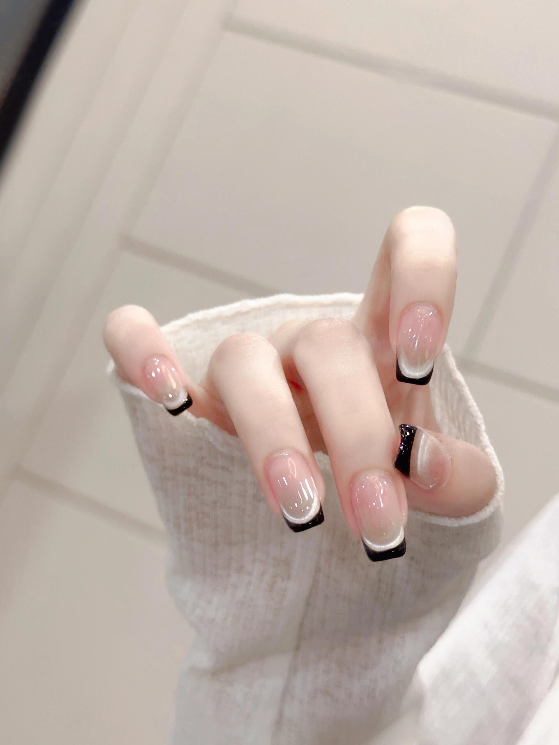 标题:【指尖上的浪漫】法式美甲,简约而不