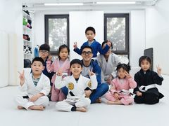-菠萝格斗巴西柔术训练馆