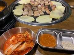 厚切猪肉-·缸桶屋·韩式牛肋条自助烤肉(西湖D11店)