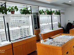 -视野联行眼镜•蔡司•依视路(温江店)