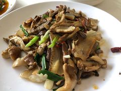 野生菌炒腊肉-聚福源·特色川菜馆·烤羊排