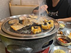 -围炉肉舍•炭烤活鳗•丹东海鲜烤肉(步行街店)