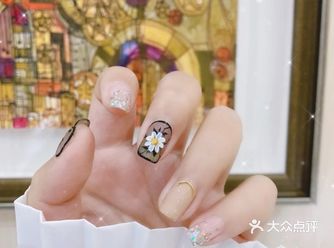 这个透黑色款的小雏菊酷酷的又带点甜美的清新