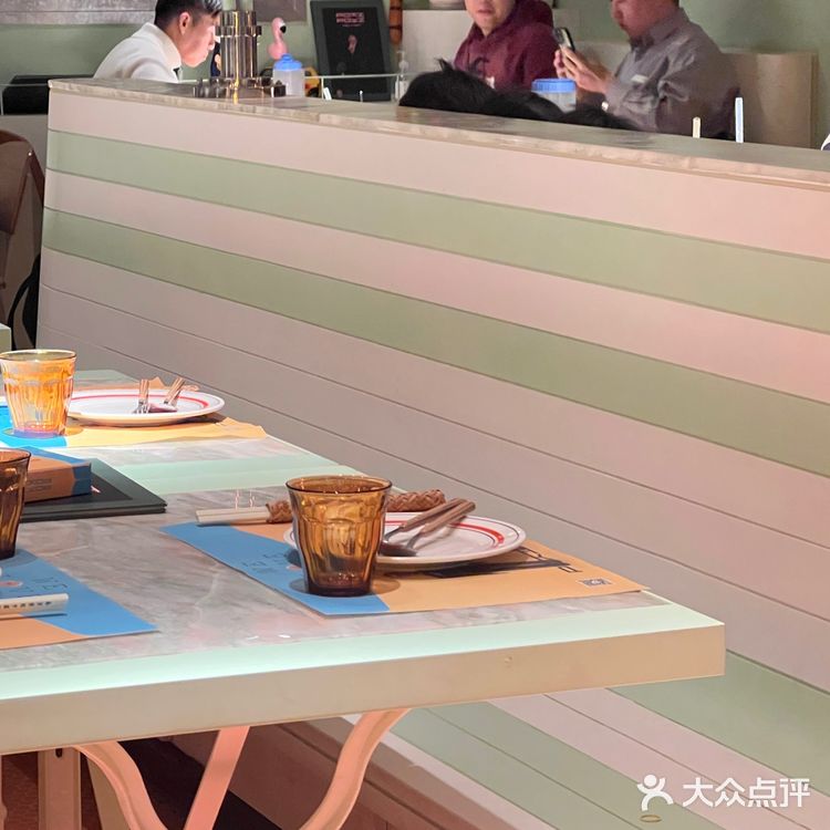 放PP新歌的泰国料理