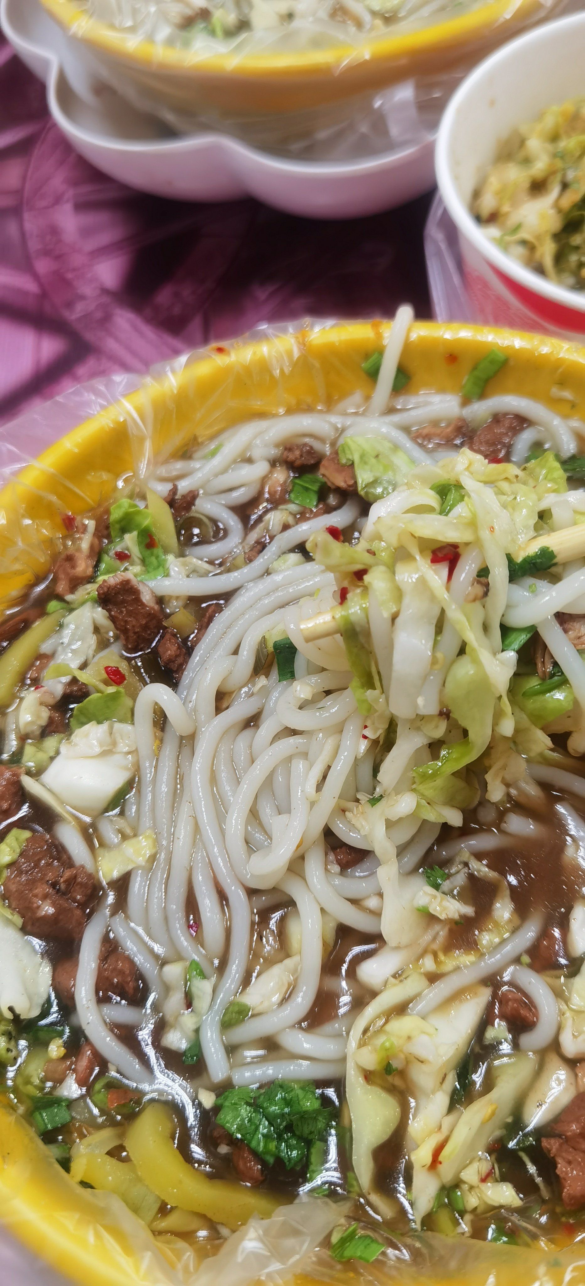 这家可谓是济南老字号的米线店,小青岛米线,从小吃到大