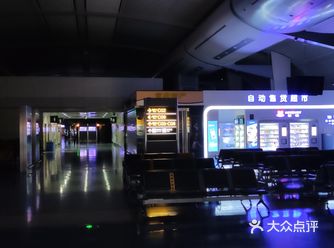 深夜空无一人的候机室,唯有自助机器还亮着光