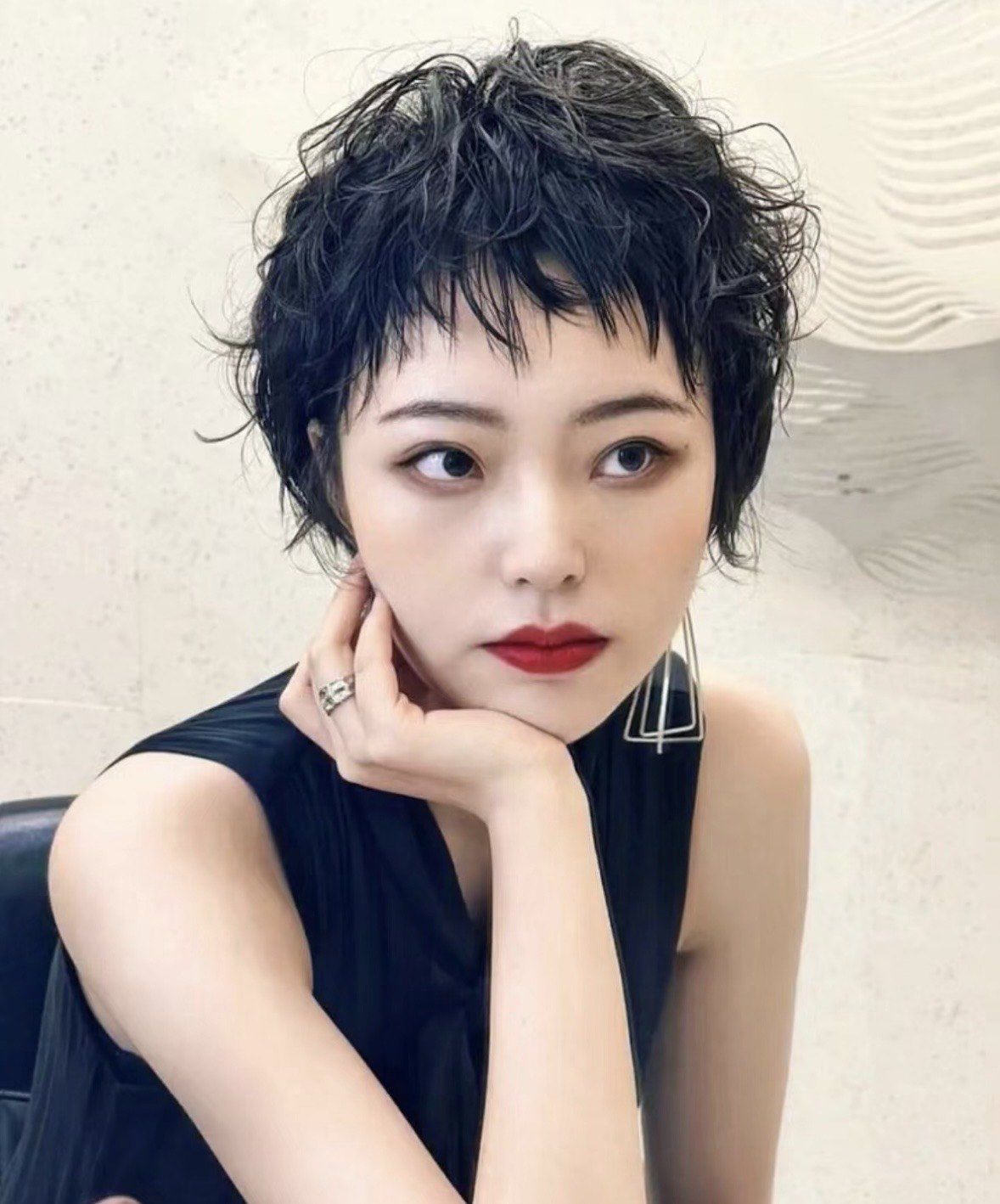 潮流短发妹子