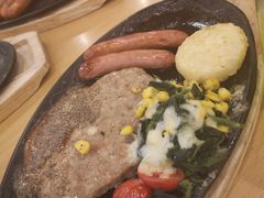 黑椒汉堡配烤肠-萨莉亚意式餐厅(玉泉路物美店)