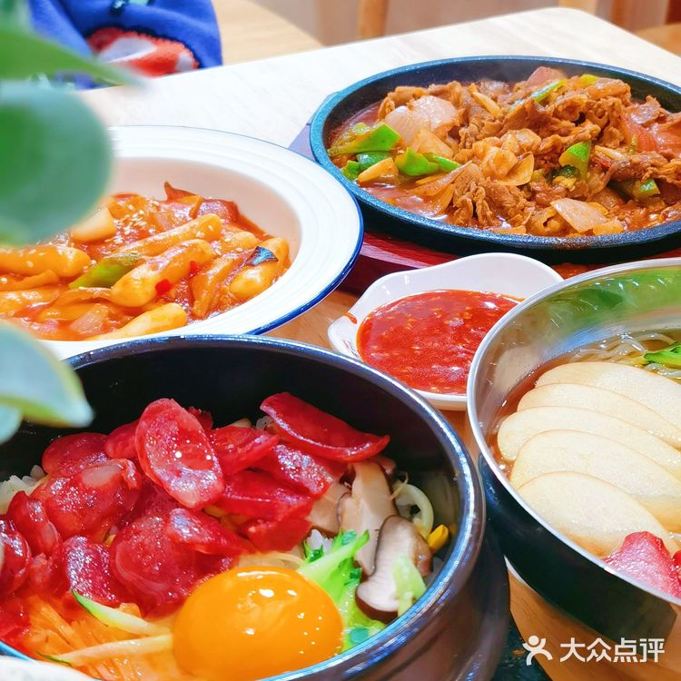 菜品：石锅香肠拌饭，炒年糕，铁板肥牛，冷面