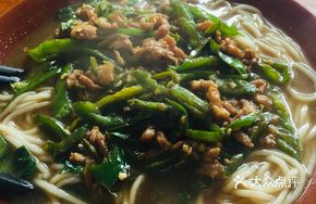 Green Pepper Shredded Pork Noodle Soup with Rice Noodles