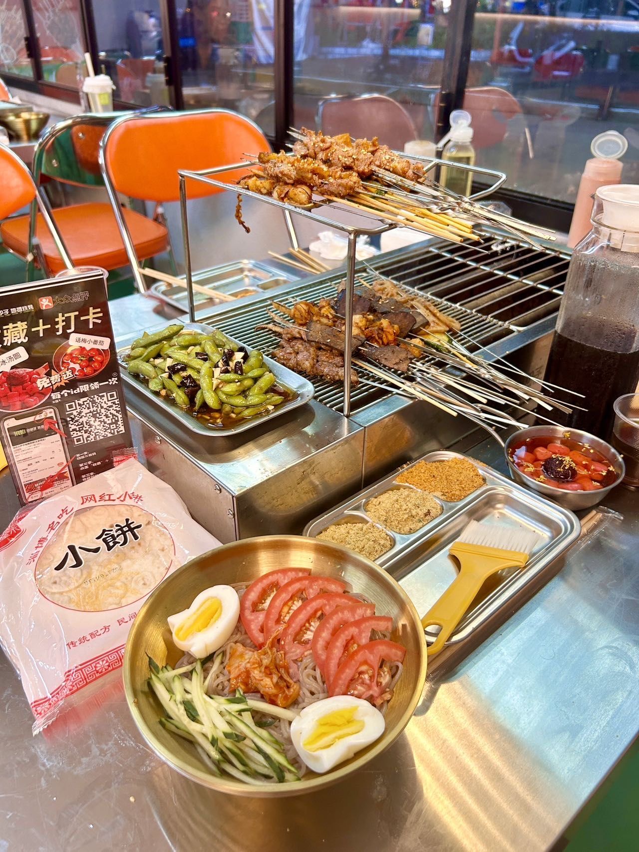 夏天来了,王家湾夜市异常火爆
每家店门口都停满了车子
推荐这家