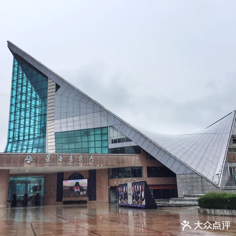 造型师在指挥一场音乐会，非常有动感