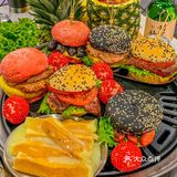 天津烤肉店内卷王‼️Diy小汉堡,芝士条爆好吃