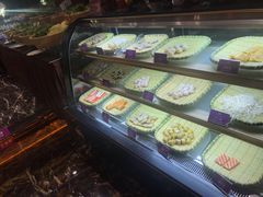 面包甜点陈列柜-宝亨达国际大酒店玫瑰金自助餐厅