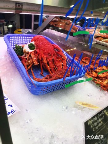 市场里除了海鲜还有很多生活家居用品，菜市场
