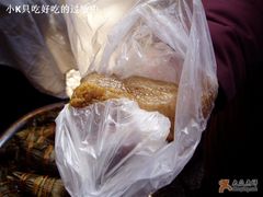 剥开的咸蛋黄肉粽-小甜阿婆粽