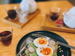 牛油果溏心蛋吐司-CafeDuVillage乡村咖啡馆(美邻苑店)