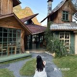 大草坪小木屋真的太有氛围了… 真不在国外！在阳朔！