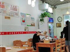 大堂-正宗普宁豆干坊·洪记砂锅粥(红领巾路店)