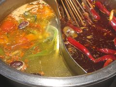 鸳鸯锅-让签签飞小郡肝串串香(春熙路形象店)