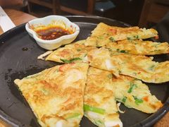 海鲜葱饼-明洞阿姨·韩式酱蟹烤肉·创意料理(三元桥店)