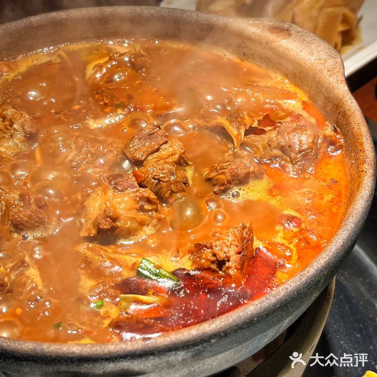 城墙边的港式打邊爐牛腩牛雜煲‼️满满一锅让冬天的幸福感爆棚