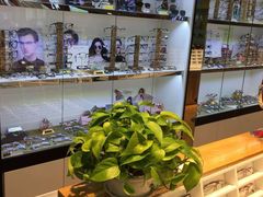 -MiRi眼镜连锁·蔡司·尼康控优点合作店(莘庄店)