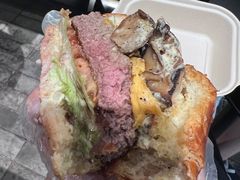 松露菌菇奶酪牛肉汉堡-JPG canteen(广州寺右公馆店)