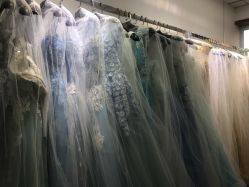 -觅白婚纱礼服馆