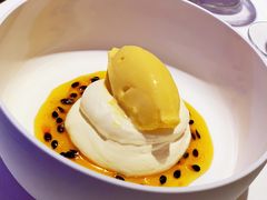 白巧克力配酸奶油百香果冰霜-AZUR聚(香格里拉饭店)