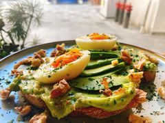 牛油果煮蛋吐司-RAC BAR(安福路店)