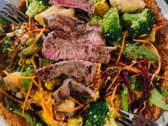 煎牛肉配烤玉米牛油果能量碗-Lokal(武康路店)