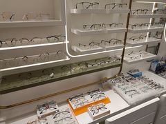 -目上眼镜·蔡司依视路授权(青浦宝龙店)