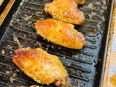 料理烤焦香翅中-老东镇啤酒屋海鲜加工·蒸汽海鲜·海鲜烧烤(台东店)