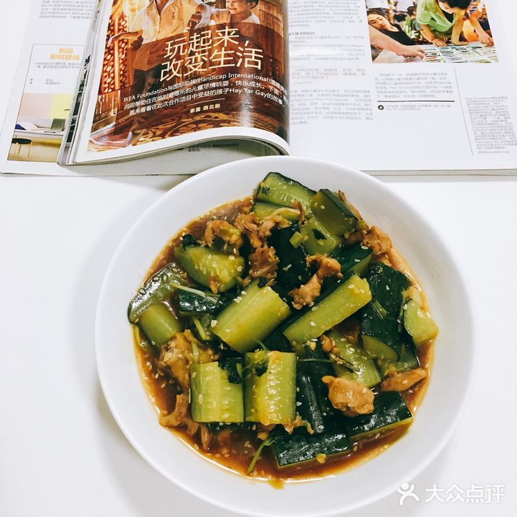 拌上糖、醋、酱油、蒜末、白芝麻、小葱、香菜、芝麻油