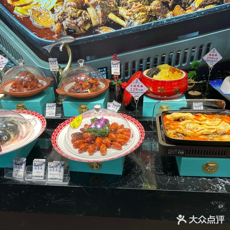 0元玩转这座城高力家居港里面，店面是典型的徽派建筑