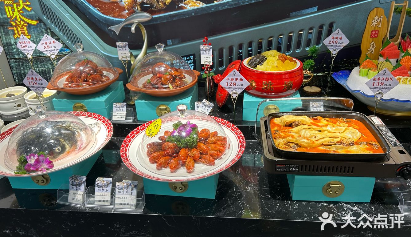 0元玩转这座城高力家居港里面，店面是典型的徽派建筑