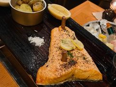 木板烤三文鱼-THE CANNERY&JUJU 新鲜海鲜·牛排美食酒廊