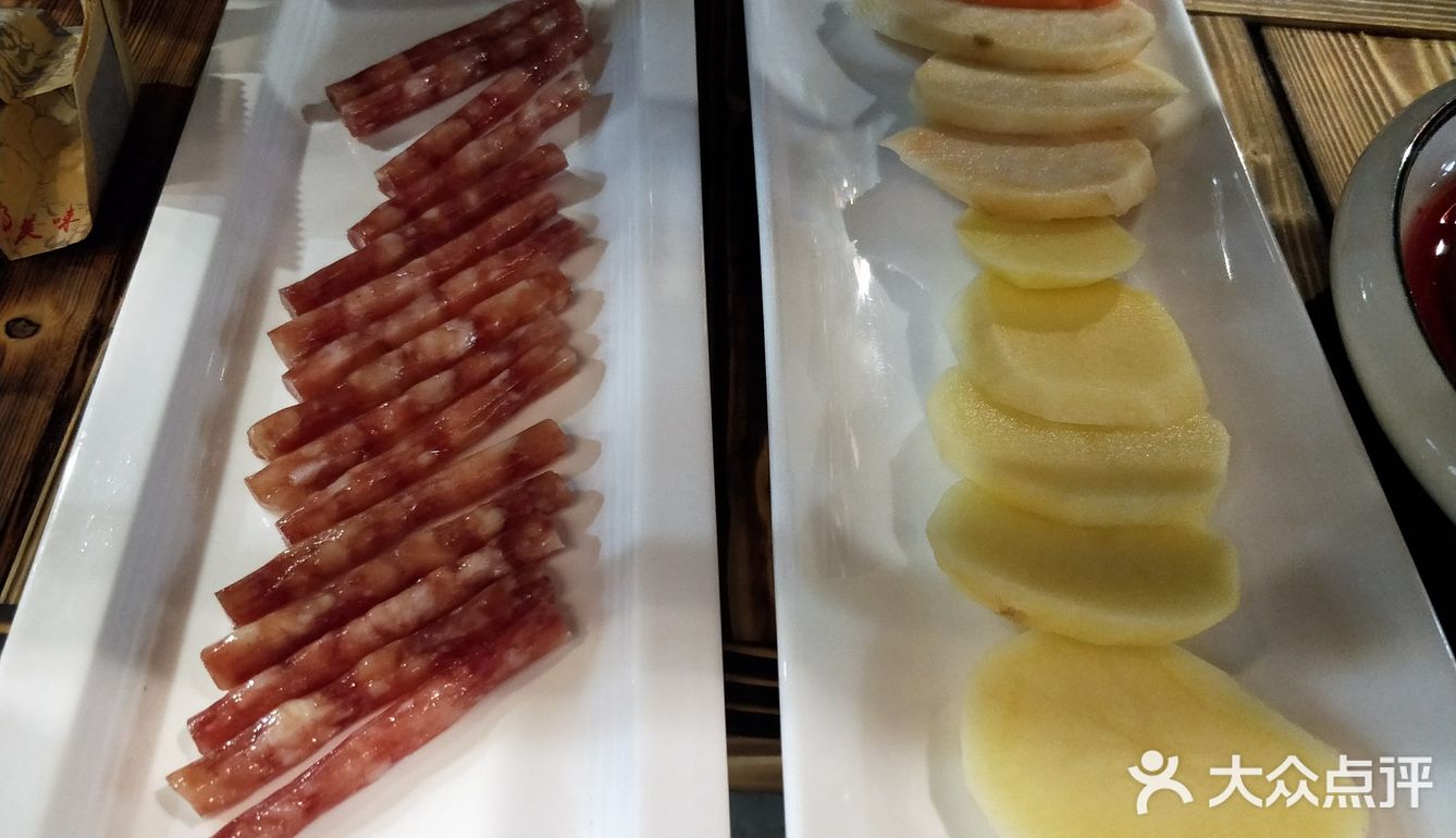 鲜鸭血和腊肠很好吃，那个胶原牛肉很有特点