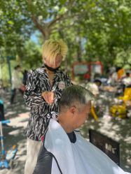 -一家只做男发烫染的店