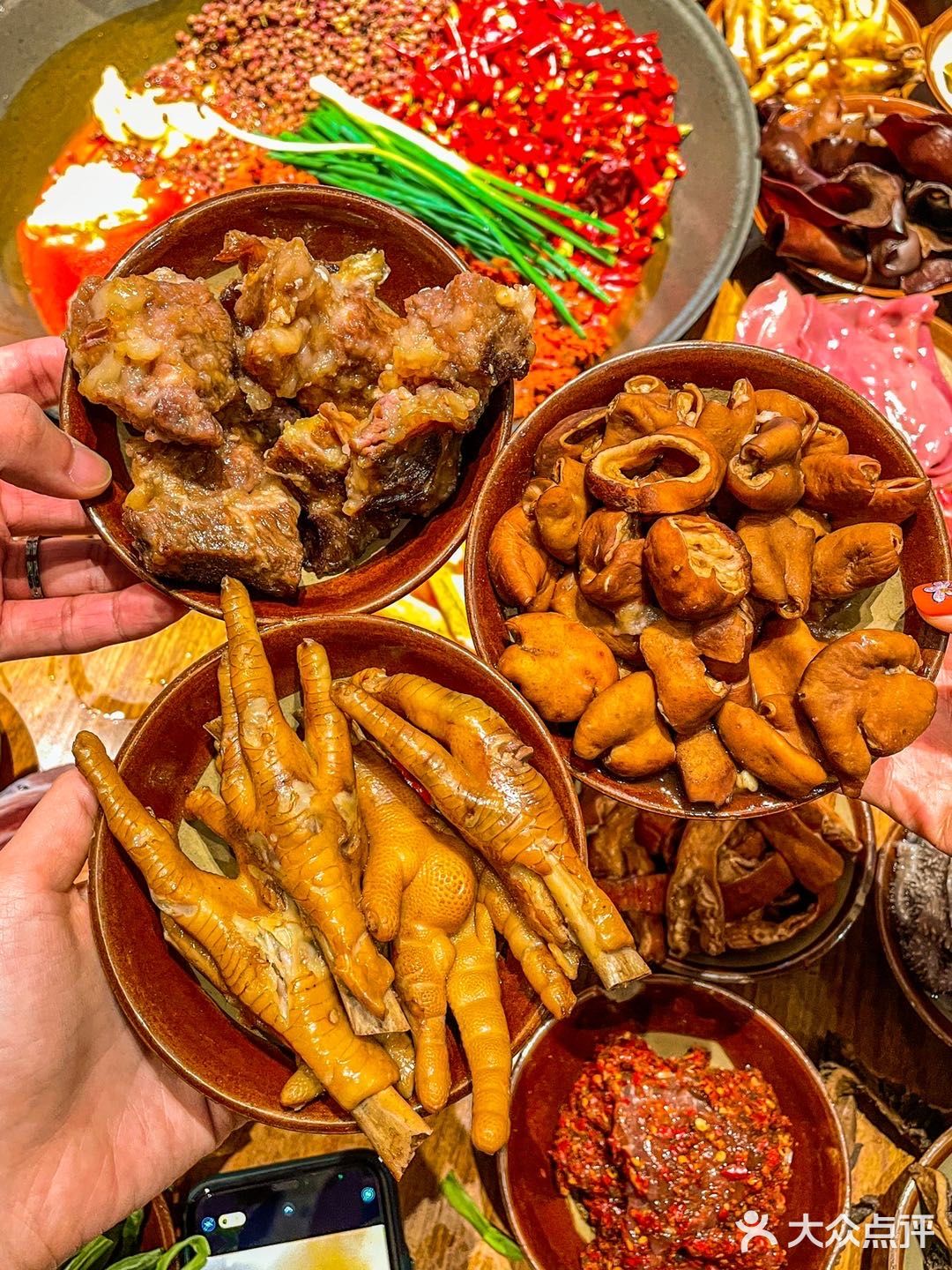 我宣布！这才是重庆人排队都最爱吃的老火锅