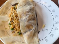 按碟子上的卷饼步骤执行-姥姥家春饼店(八里庄店)