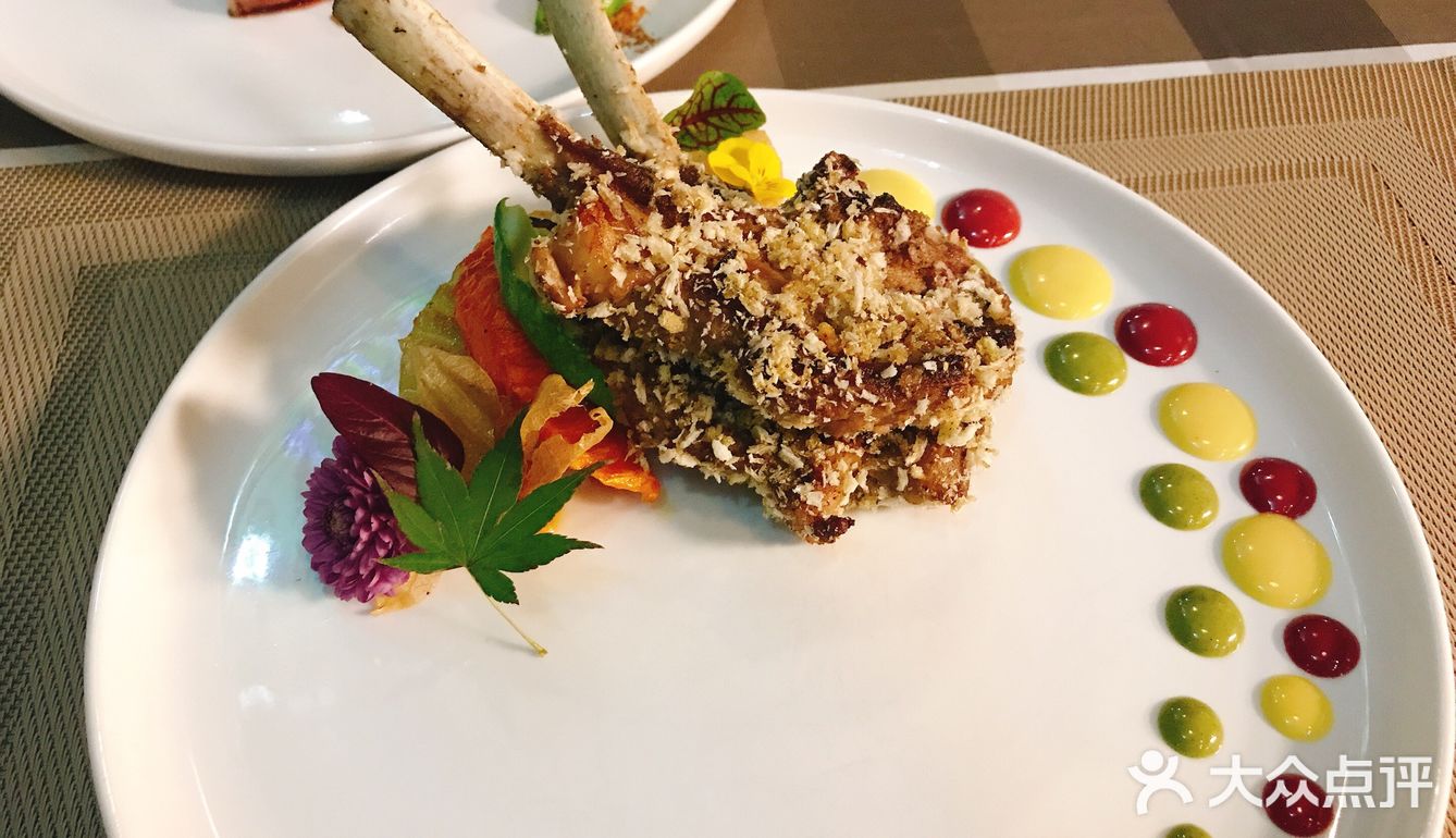 法式烤羊小排不骚，加上点饰的芥末酱非常好吃