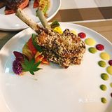 法式烤羊小排不骚，加上点饰的芥末酱非常好吃